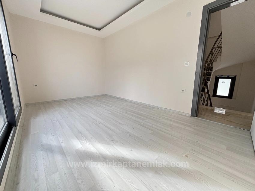 Villa Mit 4+1 Schlafzimmern Und Meerblick Sowie Eigentumswohnung In Seferihisar Doğanbey Zu Verkaufen