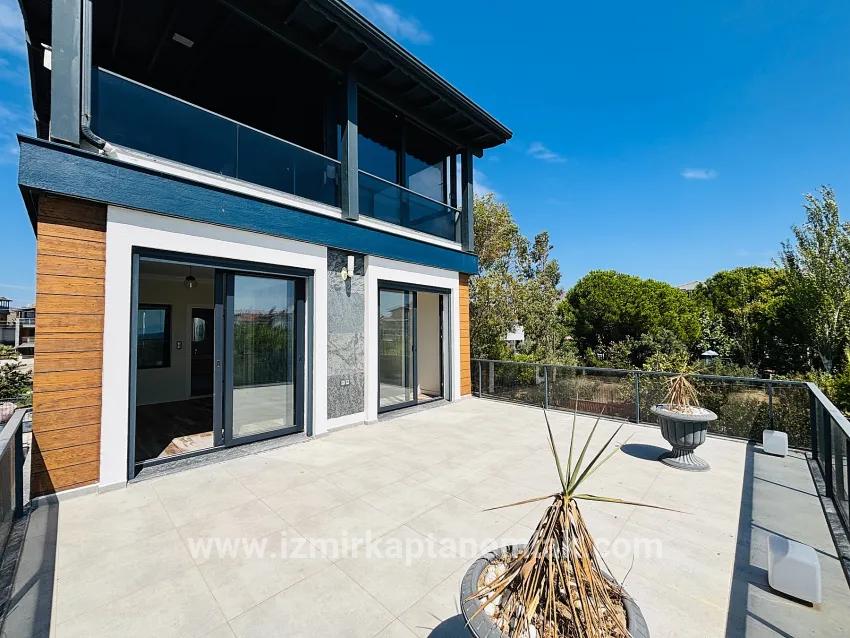 4+1-Zimmer Sommerhaus Zu verkaufen in Payamlı Bz. Seferihisar Doğanbey - 300 m²
