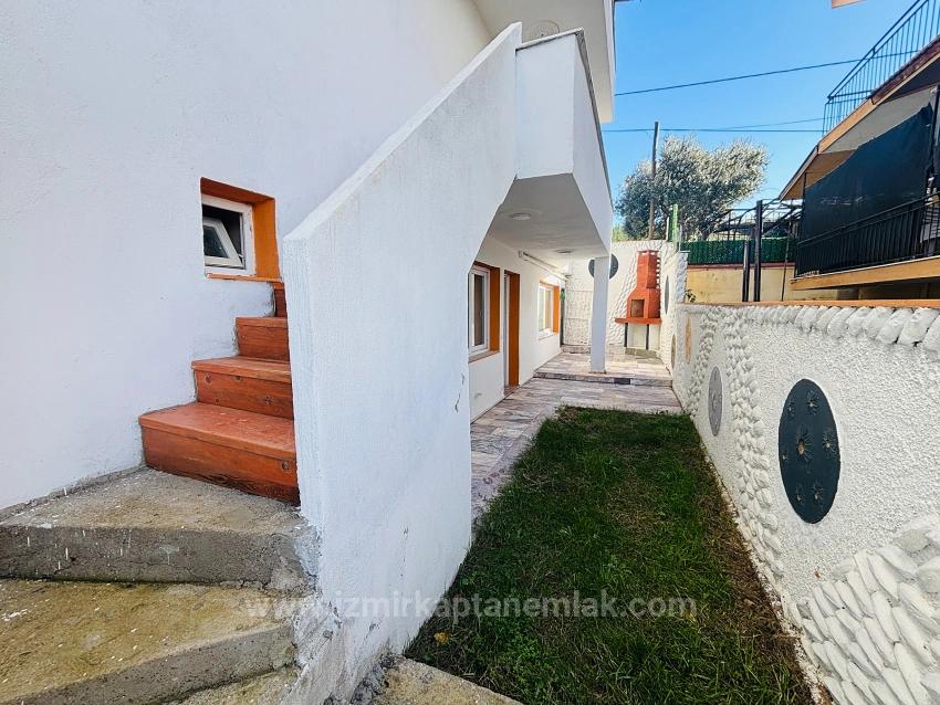 2+1 Wohnung Zum Verkauf Mit Garten In Seferihisar Ürkmez, Zentrale Lage