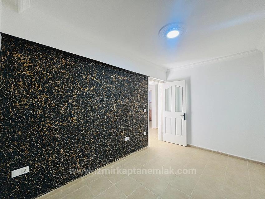 2+1 Wohnung Zum Verkauf Mit Garten In Seferihisar Ürkmez, Zentrale Lage