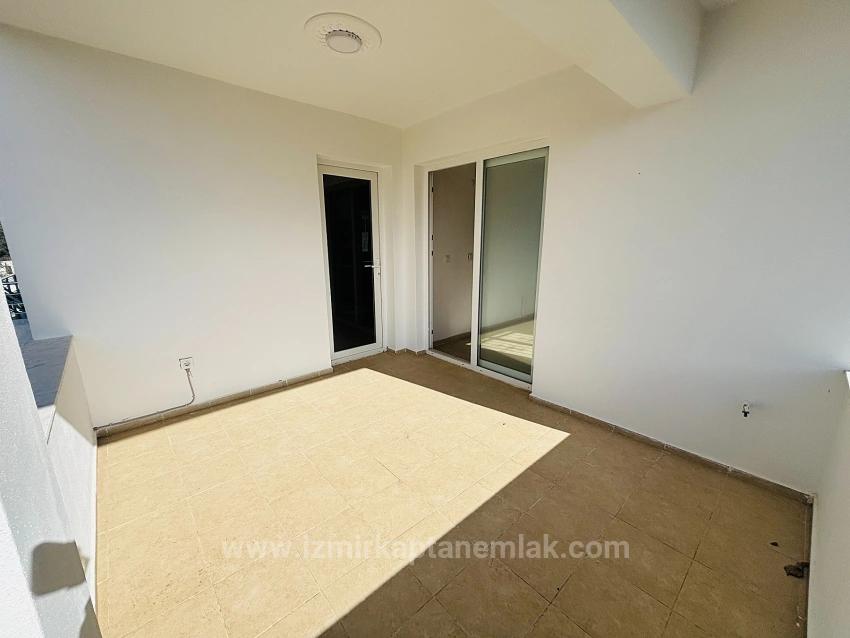 2+1-Zimmer-Wohnung In Seferihisar Ürkmez Zu Verkaufen, Mit Separater Küche Und Garten, Keine Nebenkosten