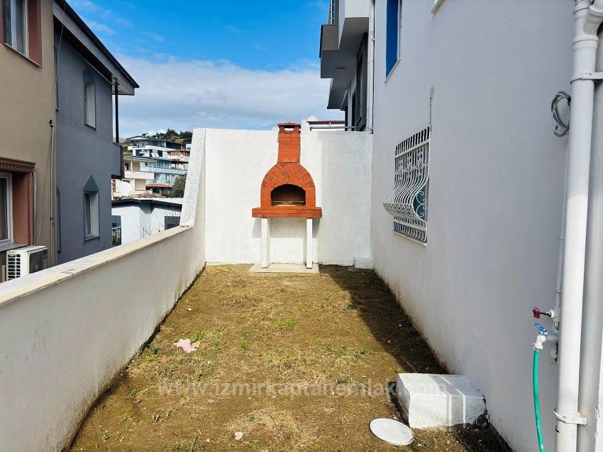 2+1-Zimmer-Wohnung In Seferihisar Ürkmez Zu Verkaufen, Mit Separater Küche Und Garten, Keine Nebenkosten