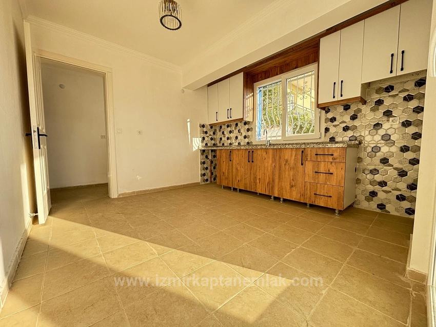 2+1-Zimmer-Wohnung In Seferihisar Ürkmez Zu Verkaufen, Mit Separater Küche Und Garten, Keine Nebenkosten