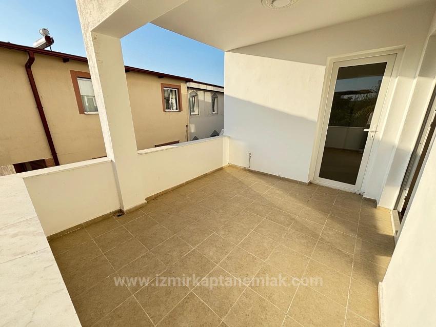 2+1-Zimmer-Wohnung In Seferihisar Ürkmez Zu Verkaufen, Mit Separater Küche Und Garten, Keine Nebenkosten