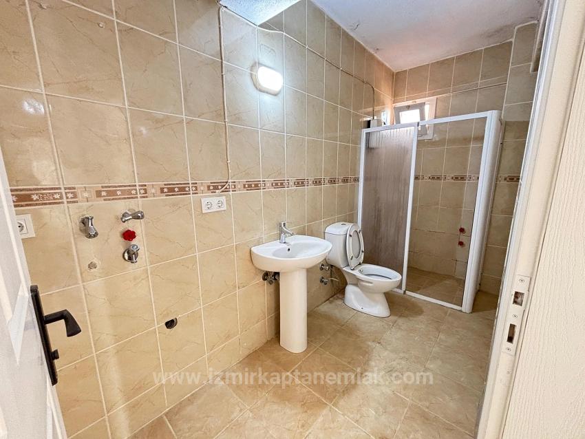 2+1-Zimmer-Wohnung In Seferihisar Ürkmez Zu Verkaufen, Mit Separater Küche Und Garten, Keine Nebenkosten