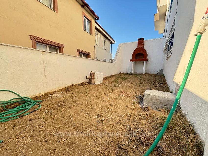 2+1-Zimmer-Wohnung In Seferihisar Ürkmez Zu Verkaufen, Mit Separater Küche Und Garten, Keine Nebenkosten