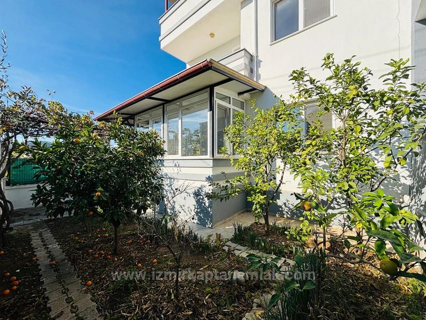 4+1 Triplex Mit Freistehendem Parkplatz Und Garten In Seferihisar Doğanbey