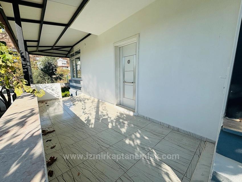 4+1 Triplex Mit Freistehendem Parkplatz Und Garten In Seferihisar Doğanbey