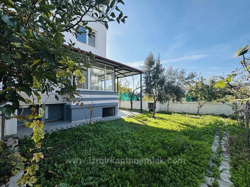 4+1 Triplex Mit Freistehendem Parkplatz Und Garten In Seferihisar Doğanbey