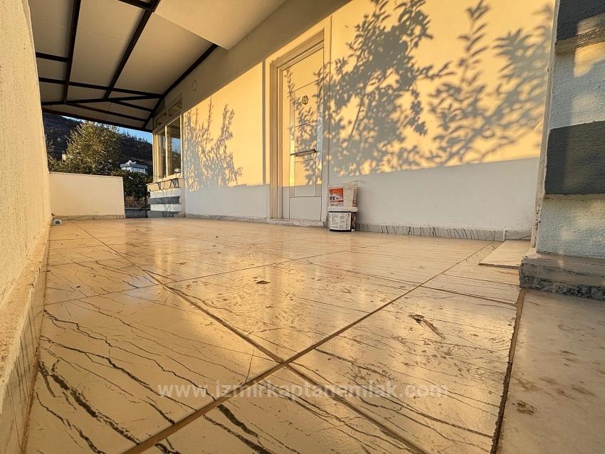 4+1 Triplex Mit Freistehendem Parkplatz Und Garten In Seferihisar Doğanbey