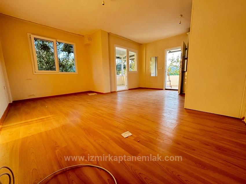 4+1 Triplex Mit Freistehendem Parkplatz Und Garten In Seferihisar Doğanbey