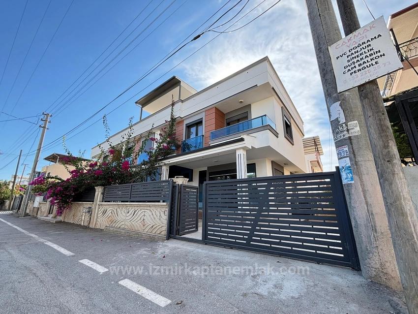 3+1 Villa Mit Parkplatz Und Garten In Seferihisar Doğanbey Zu Verkaufen, 500 Meter Vom Strand Entfernt