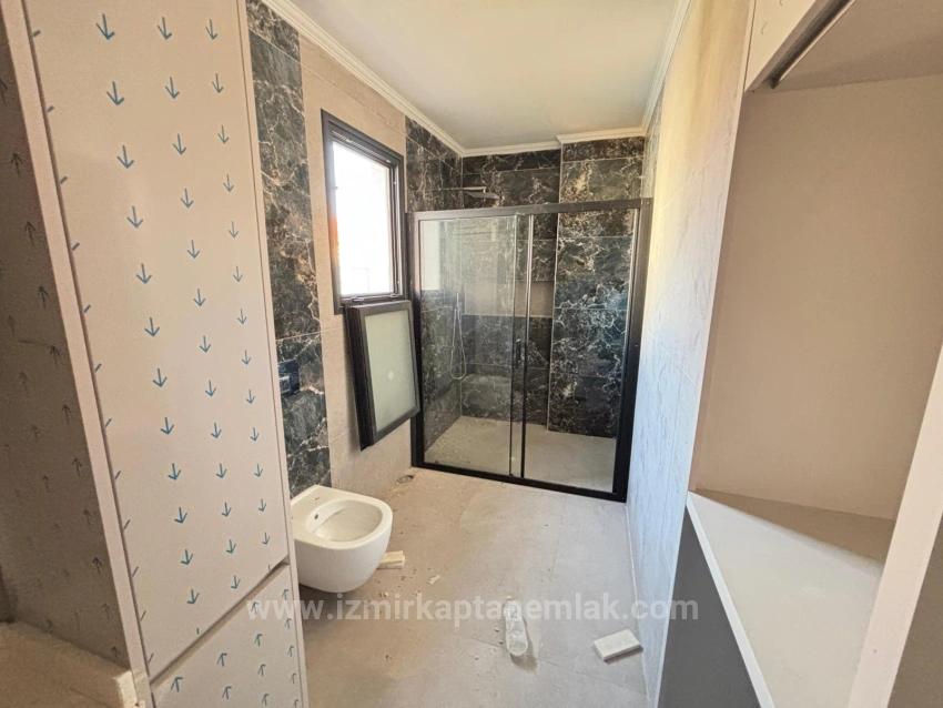 Großzügiges 6+2-Triplex-Apartment Im Zentrum Von Seferihisar Zu Verkaufen