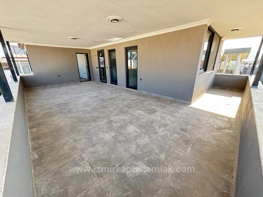 Großzügiges 6+2-Triplex-Apartment Im Zentrum Von Seferihisar Zu Verkaufen