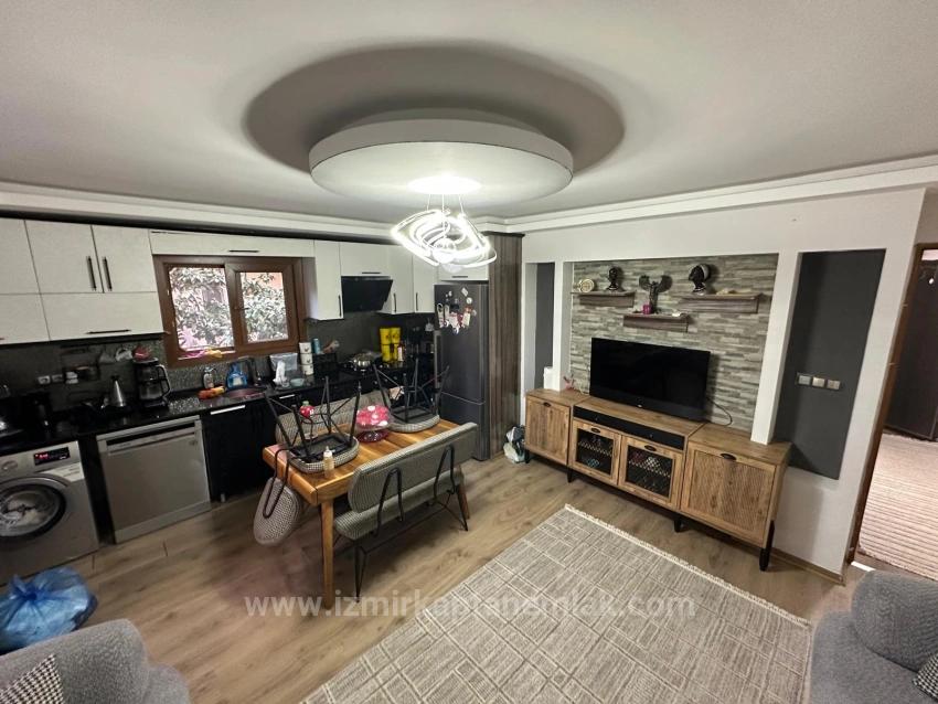 2+1-Zimmer-Wohnung Zum Verkauf In Seferihisar Ürkmez, 300 M Vom Strand Entfernt, Mit Garten