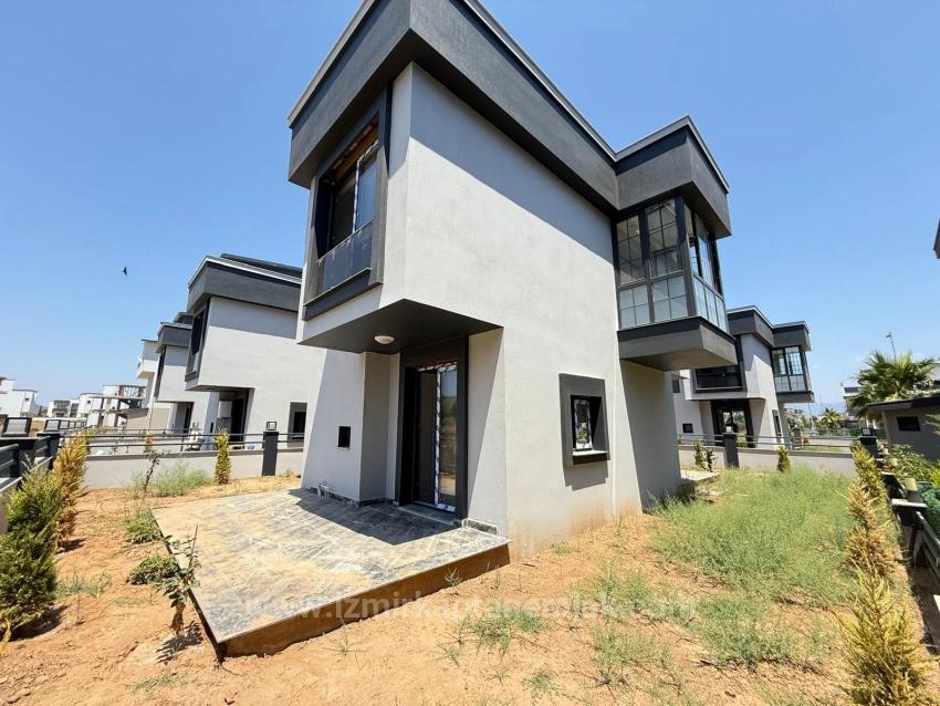 2+1 Villa Zum Verkauf Mit Eigenem Garten In Seferihisar Doğanbey