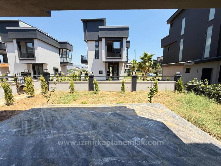 2+1 Villa Zum Verkauf Mit Eigenem Garten In Seferihisar Doğanbey