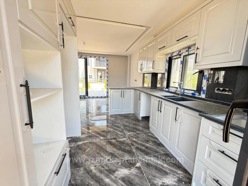 2+1 Villa Zum Verkauf Mit Eigenem Garten In Seferihisar Doğanbey