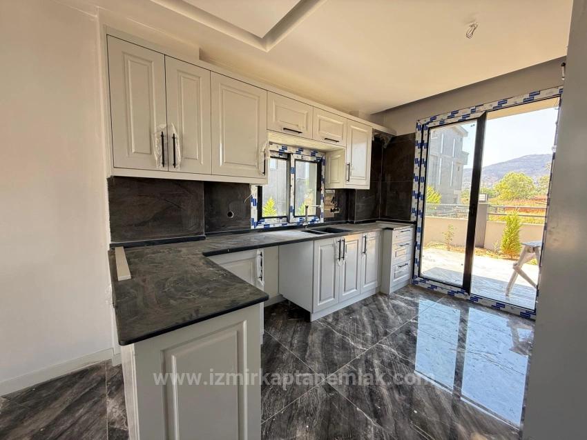 2+1 Villa Zum Verkauf Mit Eigenem Garten In Seferihisar Doğanbey