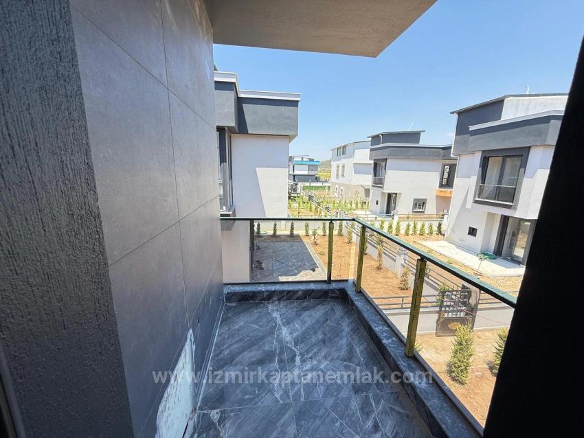 2+1 Villa Zum Verkauf Mit Eigenem Garten In Seferihisar Doğanbey