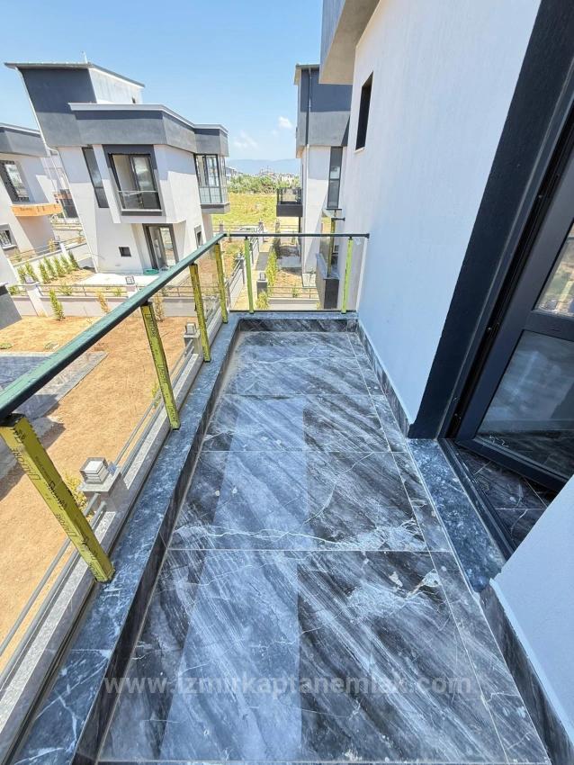 2+1 Villa Zum Verkauf Mit Eigenem Garten In Seferihisar Doğanbey