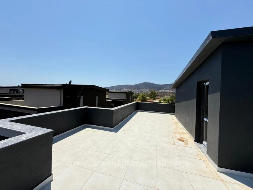 2+1 Villa Zum Verkauf Mit Eigenem Garten In Seferihisar Doğanbey