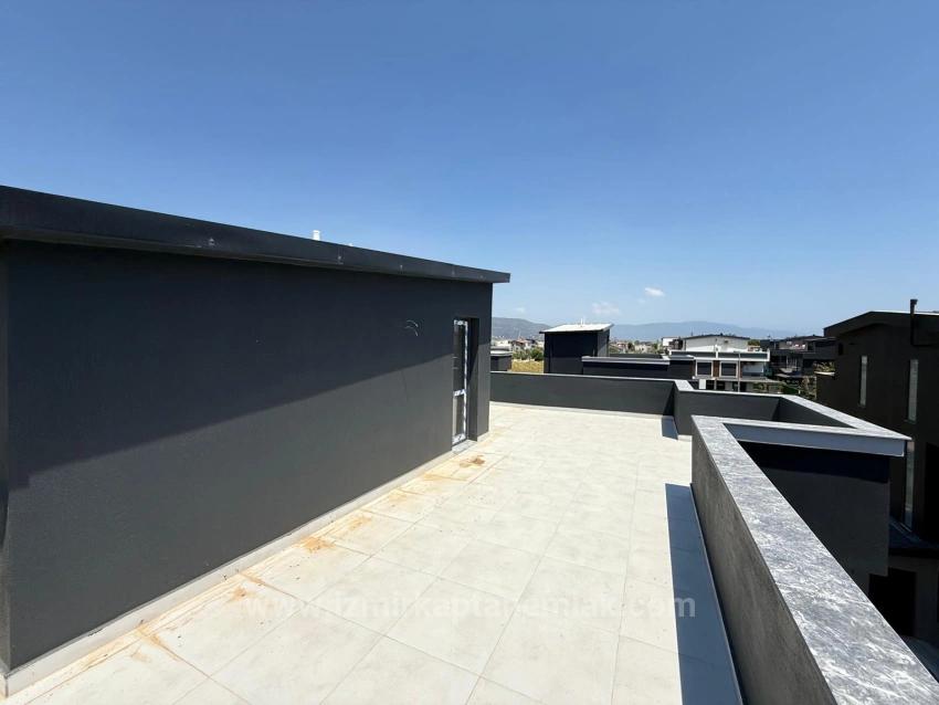 2+1 Villa Zum Verkauf Mit Eigenem Garten In Seferihisar Doğanbey