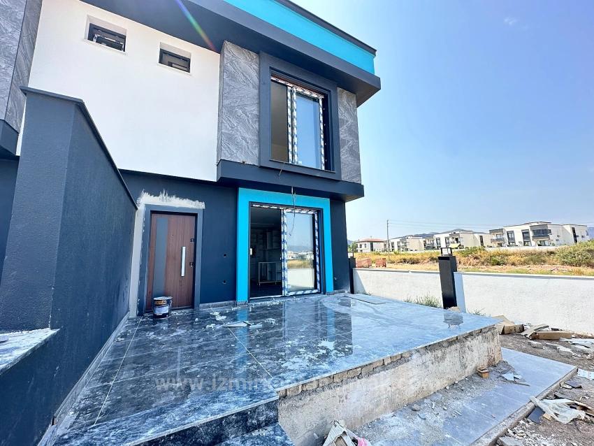 Brandneue 2+1-Villa Zum Verkauf Mit Großem Garten In Seferihisar Cumhuriyet