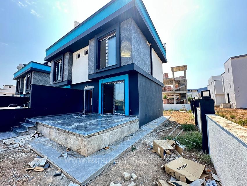 Brandneue 2+1-Villa Zum Verkauf Mit Großem Garten In Seferihisar Cumhuriyet