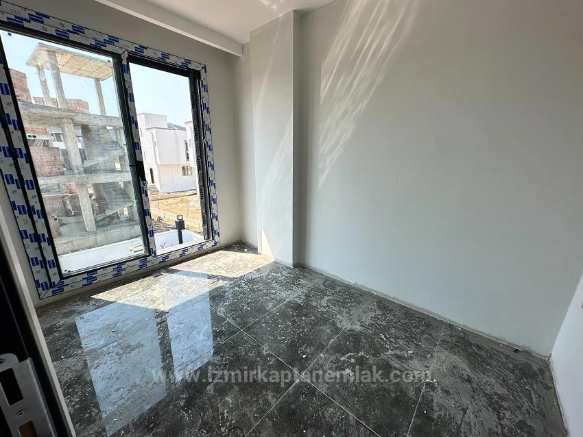 Brandneue 2+1-Villa Zum Verkauf Mit Großem Garten In Seferihisar Cumhuriyet