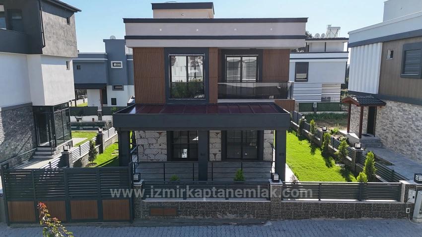 Große 3+1-Zimmer-Villa (300 M² Bruttofläche) Mit Separatem Pool In Doğanbey Zu Verkaufen