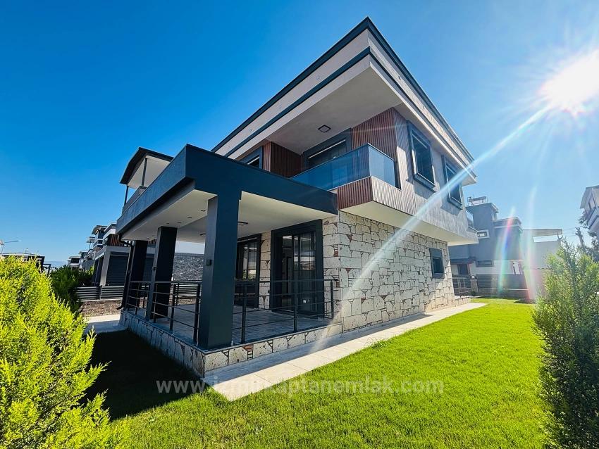 Große 3+1-Zimmer-Villa (300 M² Bruttofläche) Mit Separatem Pool In Doğanbey Zu Verkaufen