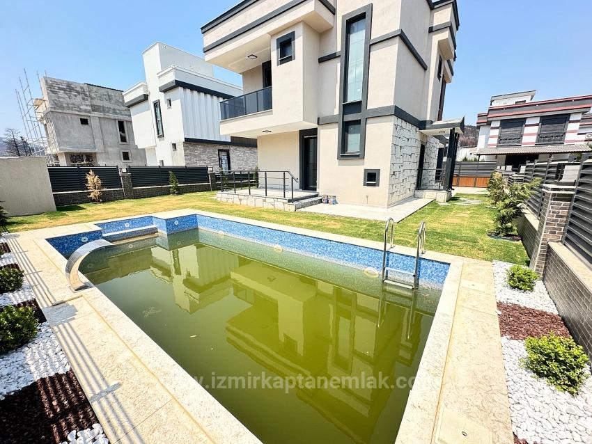 Große 3+1-Zimmer-Villa (300 M² Bruttofläche) Mit Separatem Pool In Doğanbey Zu Verkaufen