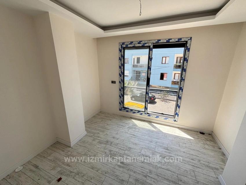 2+1-Zimmer-Villa Mit Großem Garten, 500 Meter Vom Strand In Seferihisar Ürkmez Entfernt, Zu Verkaufen.