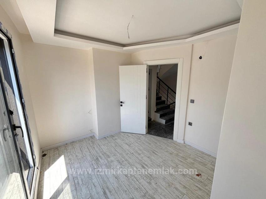 2+1-Zimmer-Villa Mit Großem Garten, 500 Meter Vom Strand In Seferihisar Ürkmez Entfernt, Zu Verkaufen.