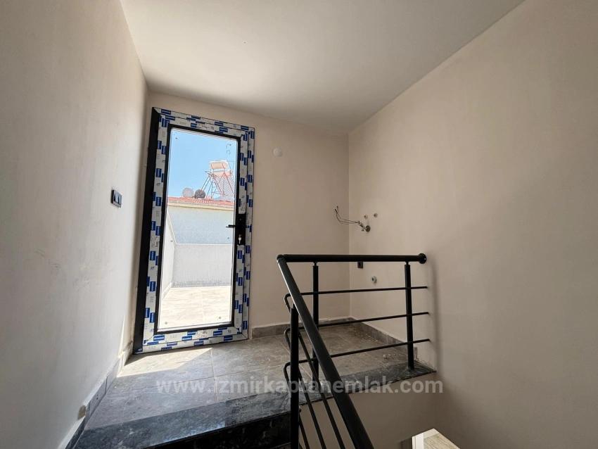 2+1-Zimmer-Villa Mit Großem Garten, 500 Meter Vom Strand In Seferihisar Ürkmez Entfernt, Zu Verkaufen.