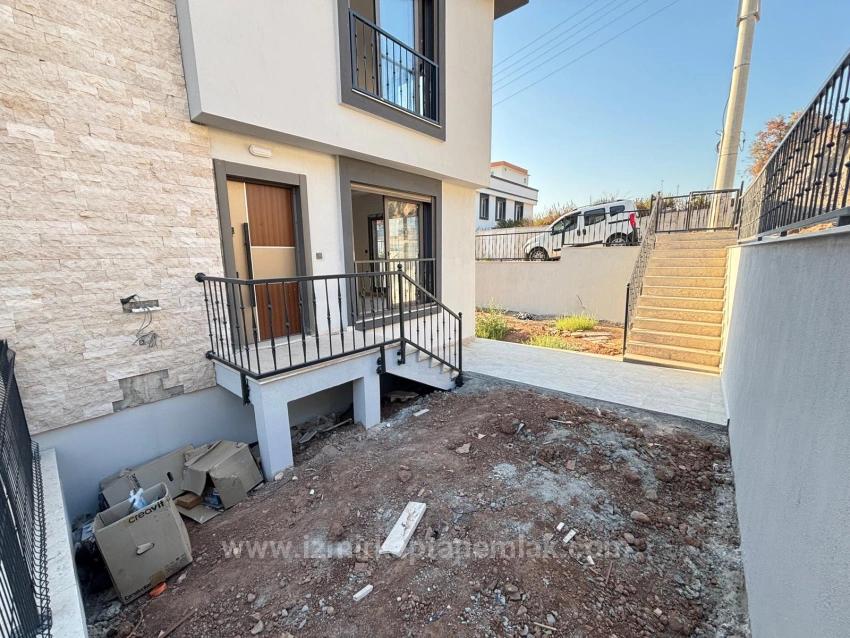 2+1 Villa Mit Separatem Eingang Und Garten Zum Verkauf In Seferihisar Payamlı