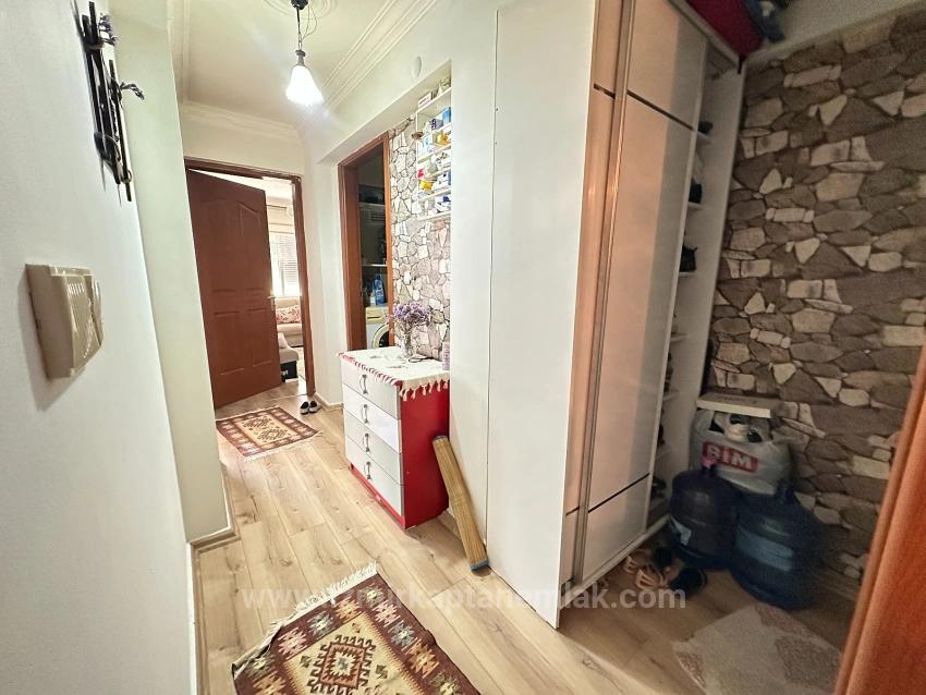 2+1-Zimmer-Wohnung Zum Verkauf In Seferihisar Ürkmez, Mittlere Etage, Vorderfassade, 450 M Vom Strand Entfernt