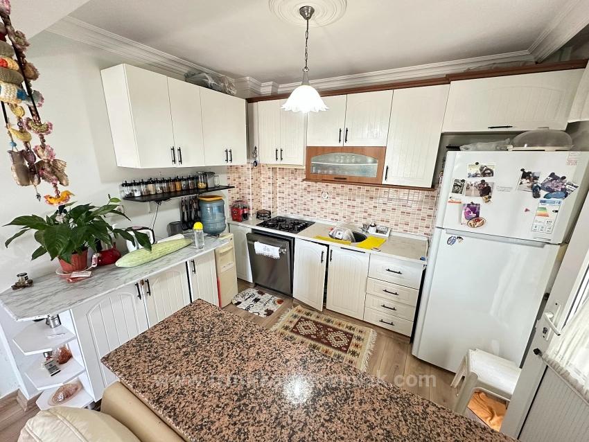 2+1-Zimmer-Wohnung Zum Verkauf In Seferihisar Ürkmez, Mittlere Etage, Vorderfassade, 450 M Vom Strand Entfernt