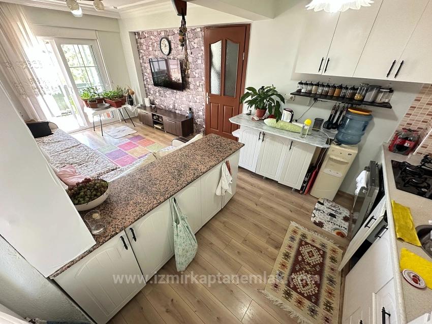 2+1-Zimmer-Wohnung Zum Verkauf In Seferihisar Ürkmez, Mittlere Etage, Vorderfassade, 450 M Vom Strand Entfernt