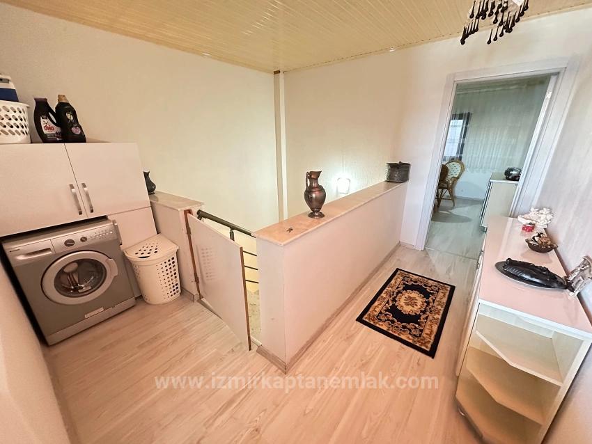 Dreifamilienhaus (4+1 Zimmer) Mit Separater Küche In Seferihisar Ürkmez Zu Verkaufen, 300 M Vom Strand Entfernt