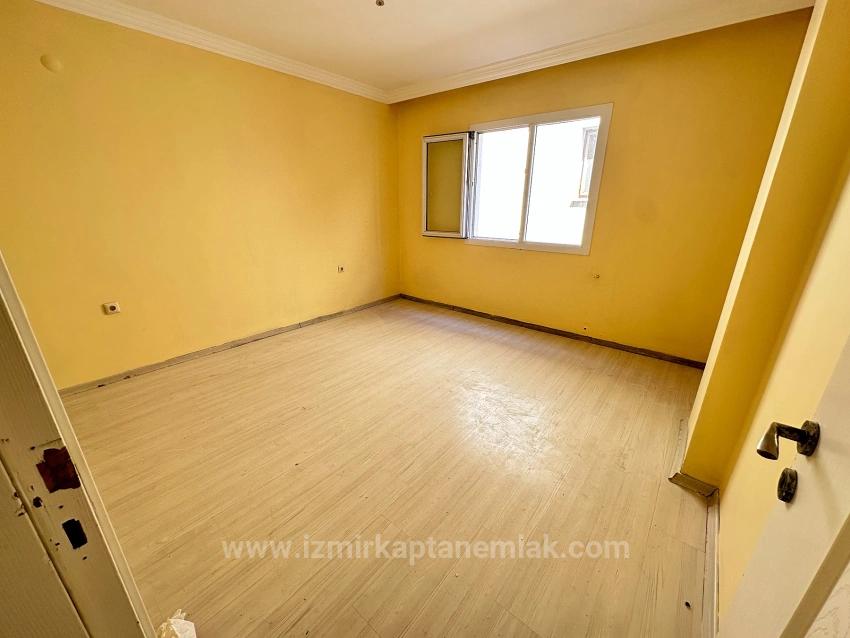 2+1-Zimmer-Wohnung Zum Verkauf In Seferihisar Ürkmez, Zentral Gelegen, 150 M Vom Strand Entfernt