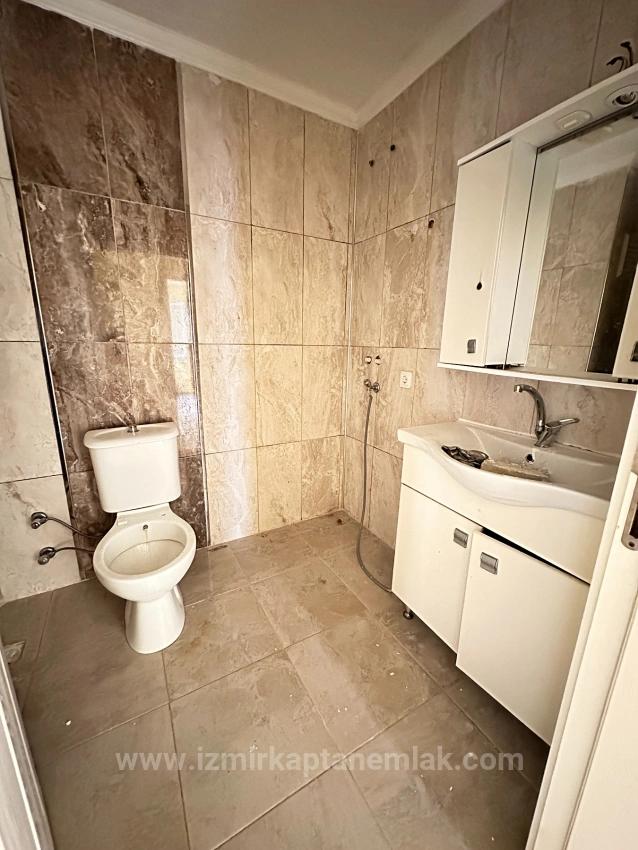 2+1-Zimmer-Wohnung Zum Verkauf In Seferihisar Ürkmez, Zentral Gelegen, 150 M Vom Strand Entfernt