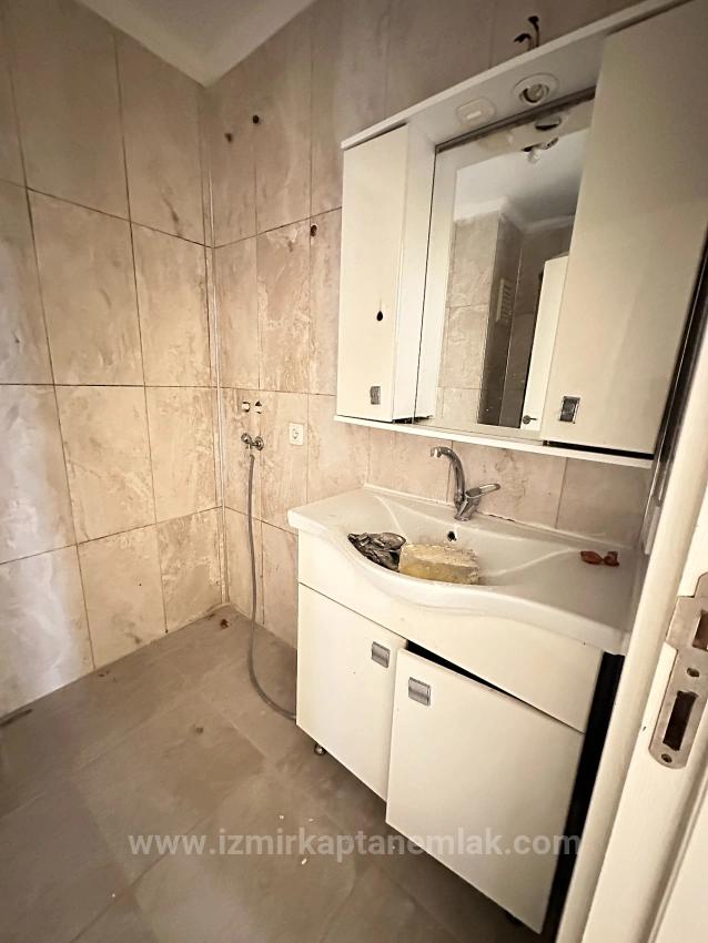 2+1-Zimmer-Wohnung Zum Verkauf In Seferihisar Ürkmez, Zentral Gelegen, 150 M Vom Strand Entfernt