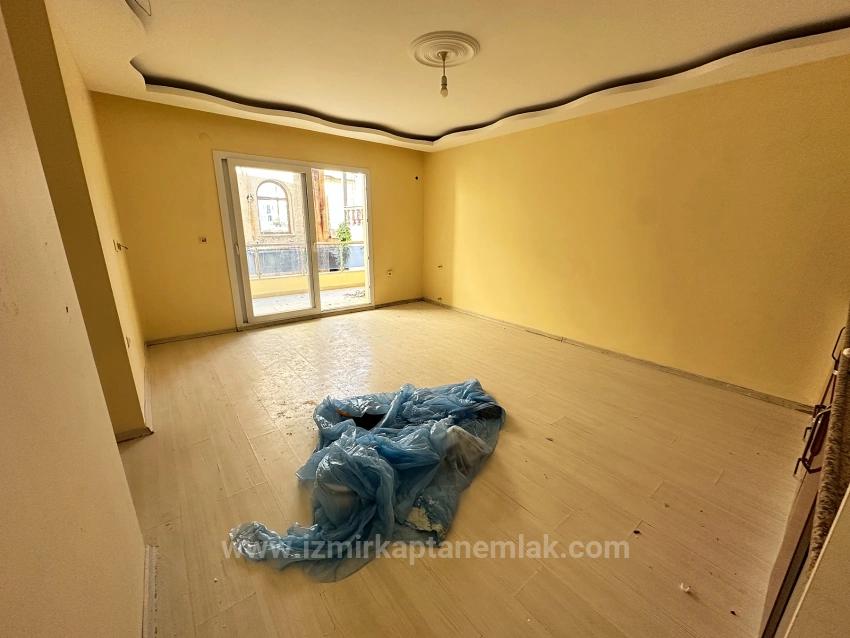 2+1-Zimmer-Wohnung Zum Verkauf In Seferihisar Ürkmez, Zentral Gelegen, 150 M Vom Strand Entfernt