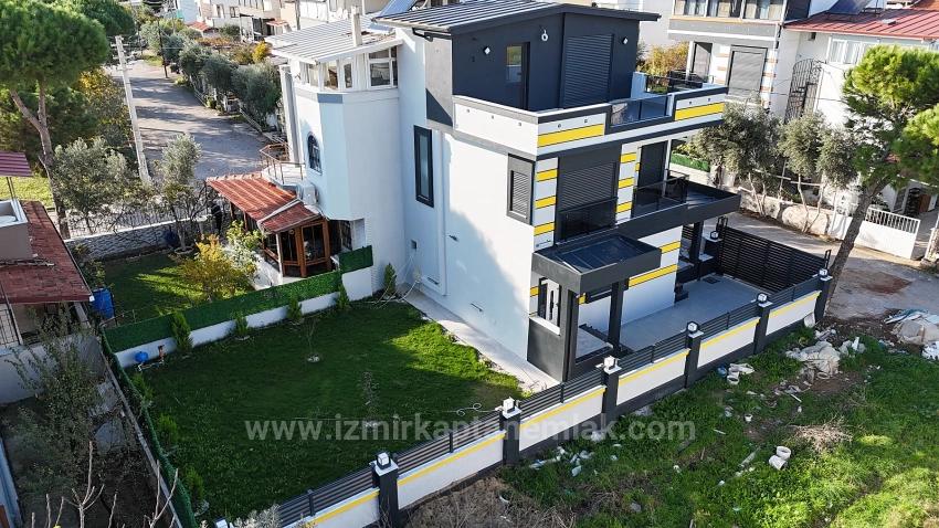 210 M² Große, Unabhängige Luxusgarten-3+1-Villa Zum Verkauf In Seferihisar Doğanbey