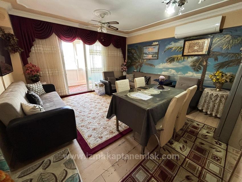 2+1-Zimmer-Wohnung Zum Verkauf Im Zentrum Von Seferihisar Ürkmez, 150 M Vom Strand Entfernt