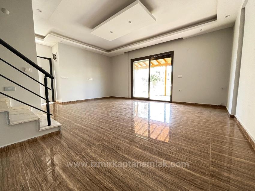 3+1 Villa Zum Verkauf In Menderes Özdere, 500 Meter Vom Strand Entfernt, Mit Parkplatz Und Großem Garten