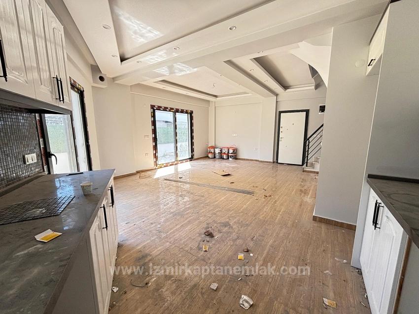 3+1 Villa Zum Verkauf In Menderes Özdere, Zentral Gelegen, Mit Garten Und Separater Küche