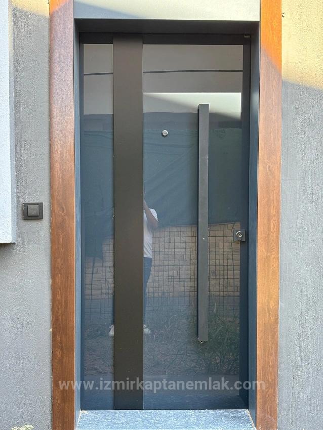 2+1-Zimmer-Villa In Menderes Özdere Zu Verkaufen, 100 Meter Vom Strand Entfernt, Mit Großem Garten